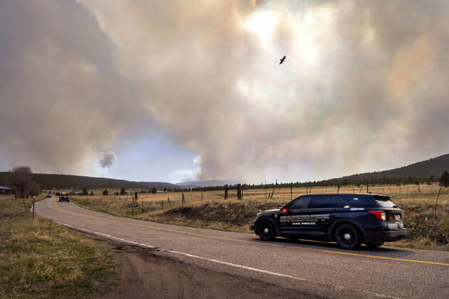 IMAGO Nature: Unsere Erde, Klimawandel, Dürren Bilder des Jahres 2022, News 04 April News Themen der Woche KW16 News Bilder des Tages April 22, 2022, USA: San Miguel County Sheriff s Officers patrol NM94 near Penasco Blanco as the Calf Fire burns near by Friday, April 22, 2022. USA - ZUMAab1_ 20220422_zaf_ab1_013 Copyright: xEddiexMoorex