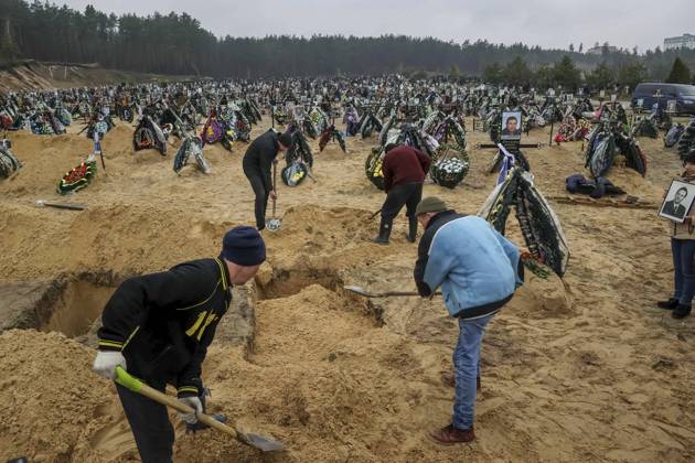Ukraine-Krieg, Jahrestag der Invasion, Chronologie der Ereignisse, Archivbilder Bilder des Jahres 2022, News 04 April News Themen der Woche KW16 People buried their relatives in a cementery of Bucha, Ukraine, 22 April 2022. Multilateral organizations have expressed in recent days their shock at reports of the terrible atrocities committed by Russia in Ukrainian cities such as Bucha, Irpin and Mariupol, and at the Kramatorsk train station. Bucha s inhabitants buried their relatives !ACHTUNG: NUR REDAKTIONELLE NUTZUNG!  Copyright: xMIGUELxGUTIÉRREZx GRAF6543 20220423-51723717615c96839e0e9ebf277f25a30b2f60e9