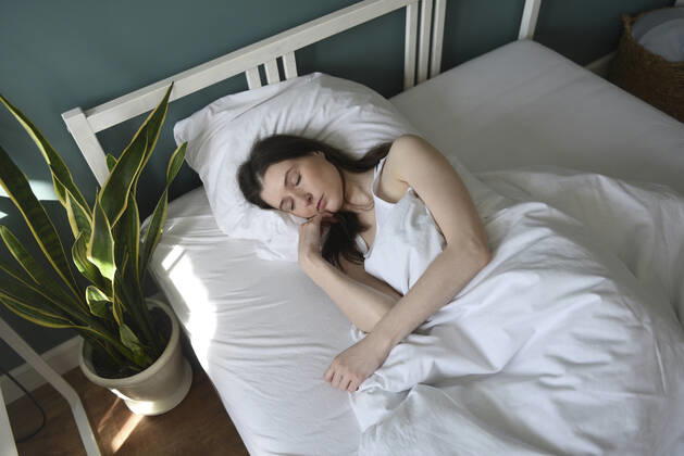 Woman sleeping in bed at home model released, Symbolfoto property released, VBUF00078