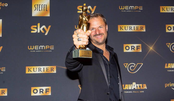 20220423 Kurier Romy Gala 2022 WIEN, OESTERREICH - 23. APRIL: Preistraeger in der Kategorie -Beliebteste Schauspieler in einem Film- Philipp Hochmair bei der Verleihung des Deutschsprachigen Film- und Fernseh-Preises, die 33. Kurier Romy Gala 2022 im Festsaal der Wiener Hofburg am 23. April 2022 in Wien, Oesterreich. 220423_SEPA_17_009 Copyright: xIsabellexOuvrardx SEPAxMedia