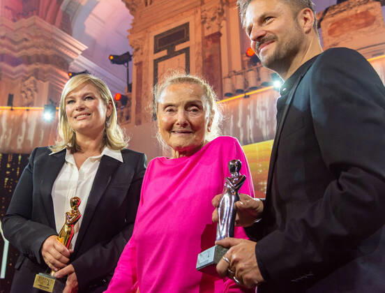 20220423 Kurier Romy Gala 2022 WIEN, OESTERREICH - 23. APRIL: Preistraegerin der Kurier Platin-Romy 2022 fuer ihr Lebenswerk Erni Mangold(Mitte) mit Corinna Milborn (links) und Philipp Hochmeier(rechts) bei der Verleihung des deutschsprachigen Film- und Fernseh-Preises, die 33. Kurier Romy Gala 2022 im Festsaal der Wiener Hofburg am 23. April 2022 in Wien, Oesterreich. 220423_SEPA_17_027 Copyright: xIsabellexOuvrardx SEPAxMedia