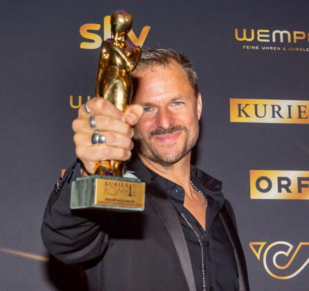 20220423 Kurier Romy Gala 2022 WIEN, OESTERREICH - 23. APRIL: Preistraeger in der Kategorie -Beliebteste Schauspieler in einem Film- Philipp Hochmair bei der Verleihung des Deutschsprachigen Film- und Fernseh-Preises, die 33. Kurier Romy Gala 2022 im Festsaal der Wiener Hofburg am 23. April 2022 in Wien, Oesterreich. 220423_SEPA_17_010 Copyright: xIsabellexOuvrardx SEPAxMedia