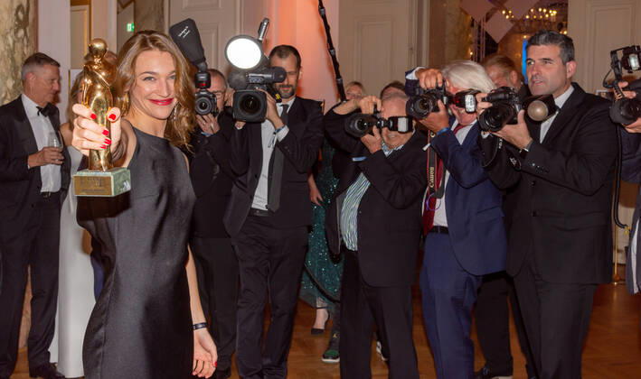 20220423 Kurier Romy Gala 2022 WIEN, OESTERREICH - 23. APRIL: Preistraegerin in der Kategorie bei der Verleihung des deutschsprachigen Film- und Fernseh-Preises, die 33. Kurier Romy Gala 20222 im Festsaal der Wiener Hofburg am 23. April 2022 in Wien, Oesterreich. 220423_SEPA_17_018 Copyright: xIsabellexOuvrardx SEPAxMedia
