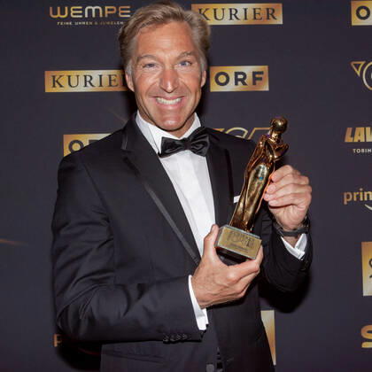 20220423 Kurier Romy Gala 2022 WIEN, OESTERREICH - 23. APRIL: Preistraeger in der Kategorie -Show und Unterhaltung- Hans Knauss bei der Verleihung des deutschsprachigen Film- und Fernseh-Preises, die 33. Kurier Romy Gala 2022 im Festsaal der Wiener Hofburg am 23. April 2022 in Wien, Oesterreich. 220423_SEPA_17_022 Copyright: xIsabellexOuvrardx SEPAxMedia