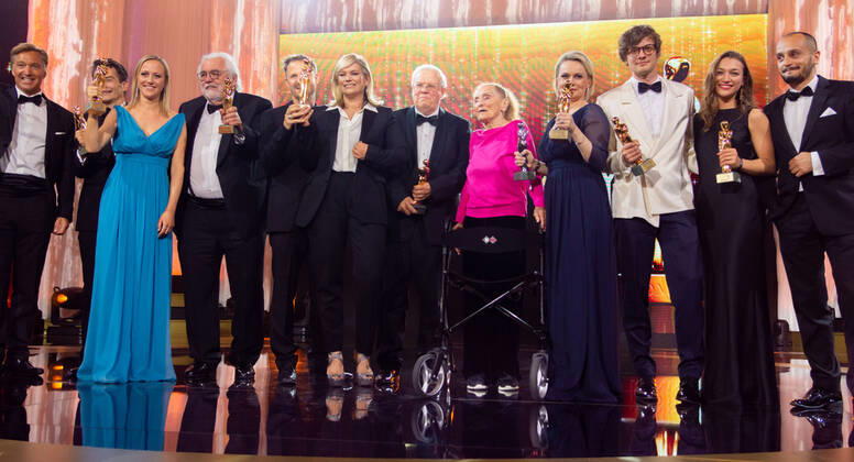 20220423 Kurier Romy Gala 2022 WIEN, OESTERREICH - 23. APRIL: Gruppenbild aller PreistraegerInen bei der Verleihung des deutschsprachigen Film- und Fernseh-Preises, die 33. Kurier Romy Gala 2022 im Festsaal der Wiener Hofburg am 23. April 2022 in Wien, Oesterreich. 220423_SEPA_17_025 Copyright: xIsabellexOuvrardx SEPAxMedia