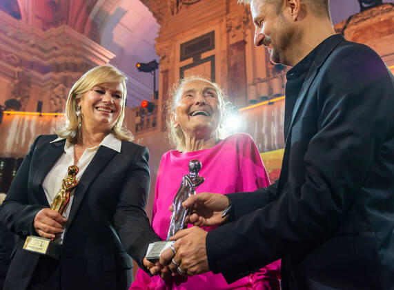 20220423 Kurier Romy Gala 2022 WIEN, OESTERREICH - 23. APRIL: Preistraegerin der Kurier Platin-Romy 2022 fuer ihr Lebenswerk Erni Mangold(Mitte) mit Corinna Milborn (links) und Philipp Hochmeier(rechts) bei der Verleihung des deutschsprachigen Film- und Fernseh-Preises, die 33. Kurier Romy Gala 2022 im Festsaal der Wiener Hofburg am 23. April 2022 in Wien, Oesterreich. 220423_SEPA_17_026 Copyright: xIsabellexOuvrardx SEPAxMedia