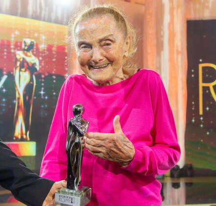 20220423 Kurier Romy Gala 2022 WIEN, OESTERREICH - 23. APRIL: Preistraegerin der Kurier Platin-Romy 2022 fuer ihr Lebenswerk Erni Mangold bei der Verleihung des deutschsprachigen Film- und Fernseh-Preises, die 33. Kurier Romy Gala 2022 im Festsaal der Wiener Hofburg am 23. April 2022 in Wien, Oesterreich. 220423_SEPA_17_029 Copyright: xIsabellexOuvrardx SEPAxMedia