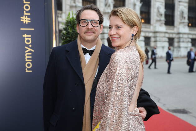 Romy Gala 2022 Wien, 23. 04. 2022 Caroline PETERS mit Mann
