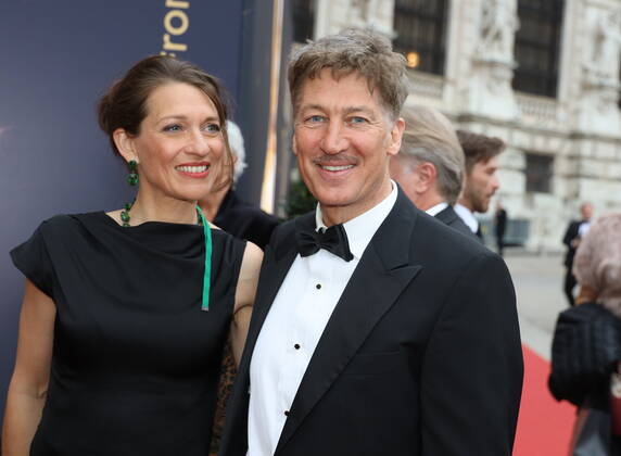 Romy Gala 2022 Wien, 23. 04. 2022 Tobias MORETTI mit Frau Julia