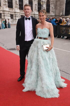 Romy Gala 2022 Wien, 23. 04. 2022 Karin TEIGL mit Begleitung