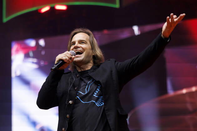Sänger Tim Wilhelm von der Band Münchener Freiheit bei das große Schlagerfest XXL in der Lanxess-Arena. Köln, 23.04.2022 NRW Deutschland Copyright: xChristophxHardtx