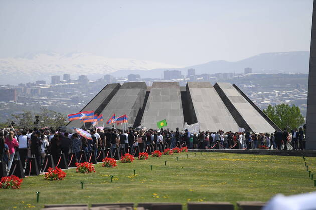 Bilder des Jahres 2022, News 04 April News Themen der Woche KW16 Armenia Mass Killing Anniversary 8174284 24.04.2022 Residents stand in a line to take part in a wreath-laying ceremony at Tsitsernakaberd Armenian Genocide Memorial complex marking the anniversary of the mass killing of Armenians by Ottoman Turks, in Yerevan, Armenia. Asatur Yesayants Sputnik Yerevan Armenia  Copyright: xAsaturxYesayantsx
