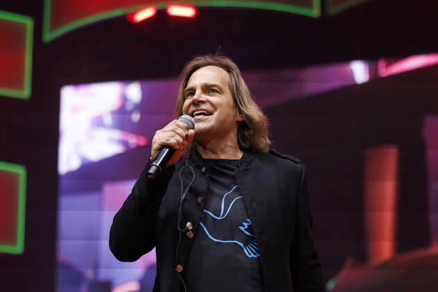 Sänger Tim Wilhelm von der Band Münchener Freiheit bei das große Schlagerfest XXL in der Lanxess-Arena. Köln, 23.04.2022 NRW Deutschland Copyright: xChristophxHardtx