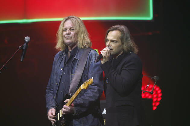 Gitarrist Aron Strobel und Sänger Tim Wilhelm von der Band Münchener Freiheit bei das große Schlagerfest XXL in der Lanxess-Arena. Köln, 23.04.2022 NRW Deutschland Copyright: xChristophxHardtx