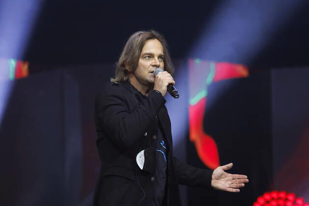 Sänger Tim Wilhelm von der Band Münchener Freiheit bei das große Schlagerfest XXL in der Lanxess-Arena. Köln, 23.04.2022 NRW Deutschland Copyright: xChristophxHardtx