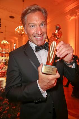 23.04.2022, Wiener Hofburg, ROMY - Film- u. TV-Preis, Gala-Verleihung des Fernseh-Preises von ORF u. KURIER im Bild: Hans Knauss, -mit d Award, ROMY - Film- u. TV-Preis