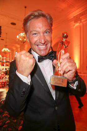23.04.2022, Wiener Hofburg, ROMY - Film- u. TV-Preis, Gala-Verleihung des Fernseh-Preises von ORF u. KURIER im Bild: Hans Knauss, -mit d Award, ROMY - Film- u. TV-Preis