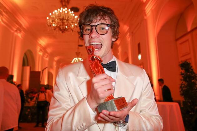 23.04.2022, Wiener Hofburg, ROMY - Film- u. TV-Preis, Gala-Verleihung des Fernseh-Preises von ORF u. KURIER im Bild: Julian Waldner, -mit d Award, ROMY - Film- u. TV-Preis