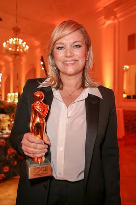 23.04.2022, Wiener Hofburg, ROMY - Film- u. TV-Preis, Gala-Verleihung des Fernseh-Preises von ORF u. KURIER im Bild: Corinna Milborn, -mit d Award, ROMY - Film- u. TV-Preis