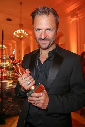23.04.2022, Wiener Hofburg, ROMY - Film- u. TV-Preis, Gala-Verleihung des Fernseh-Preises von ORF u. KURIER im Bild: Philipp Hochmair, -mit d Award, ROMY - Film- u. TV-Preis