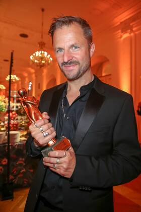 23.04.2022, Wiener Hofburg, ROMY - Film- u. TV-Preis, Gala-Verleihung des Fernseh-Preises von ORF u. KURIER im Bild: Philipp Hochmair, -mit d Award, ROMY - Film- u. TV-Preis