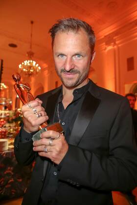 23.04.2022, Wiener Hofburg, ROMY - Film- u. TV-Preis, Gala-Verleihung des Fernseh-Preises von ORF u. KURIER im Bild: Philipp Hochmair, -mit d Award, ROMY - Film- u. TV-Preis