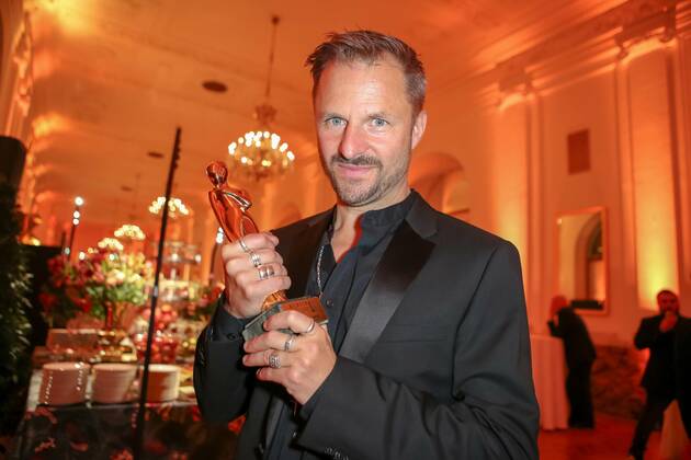 23.04.2022, Wiener Hofburg, ROMY - Film- u. TV-Preis, Gala-Verleihung des Fernseh-Preises von ORF u. KURIER im Bild: Philipp Hochmair, -mit d Award, ROMY - Film- u. TV-Preis
