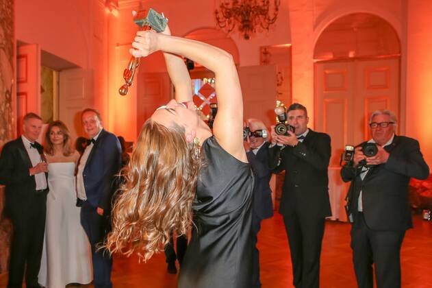 23.04.2022, Wiener Hofburg, ROMY - Film- u. TV-Preis, Gala-Verleihung des Fernseh-Preises von ORF u. KURIER im Bild: Antonia Moretti, -mit d Award, -und Medien Rummel, ROMY - Film- u. TV-Preis