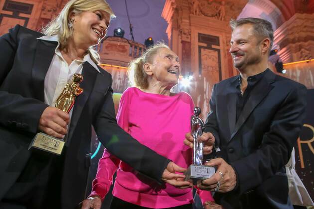 23.04.2022, Wiener Hofburg, ROMY - Film- u. TV-Preis, Gala-Verleihung des Fernseh-Preises von ORF u. KURIER im Bild: Corinna Milborn, Erni Mangold, Philipp Hochmair, -mit d Award, ROMY - Film- u. TV-Preis