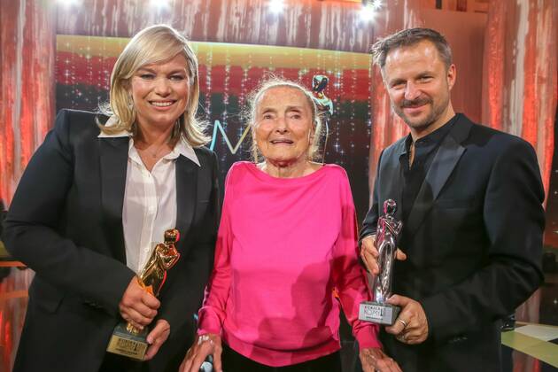 23.04.2022, Wiener Hofburg, ROMY - Film- u. TV-Preis, Gala-Verleihung des Fernseh-Preises von ORF u. KURIER im Bild: Corinna Milborn, Erni Mangold, Philipp Hochmair, -mit d Award, ROMY - Film- u. TV-Preis