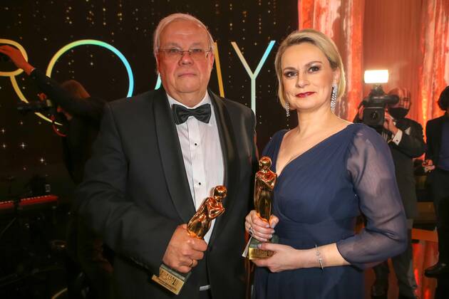 23.04.2022, Wiener Hofburg, ROMY - Film- u. TV-Preis, Gala-Verleihung des Fernseh-Preises von ORF u. KURIER im Bild: Christian Wehrschütz, Lou Lorenz-Dittlbacher, -mit d Award, ROMY - Film- u. TV-Preis