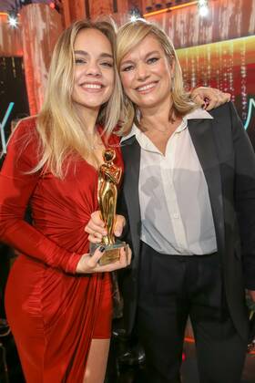 23.04.2022, Wiener Hofburg, ROMY - Film- u. TV-Preis, Gala-Verleihung des Fernseh-Preises von ORF u. KURIER im Bild: Corinna Milborn -mit Tochter Luca, -mit d Award, ROMY - Film- u. TV-Preis