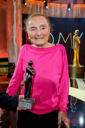 23.04.2022, Wiener Hofburg, ROMY - Film- u. TV-Preis, Gala-Verleihung des Fernseh-Preises von ORF u. KURIER im Bild: Erni Mangold, -mit d Award, ROMY - Film- u. TV-Preis