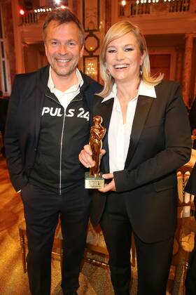 23.04.2022, Wiener Hofburg, ROMY - Film- u. TV-Preis, Gala-Verleihung des Fernseh-Preises von ORF u. KURIER im Bild: Markus Breitenecker, Corinna Milborn, -mit d Award, ROMY - Film- u. TV-Preis