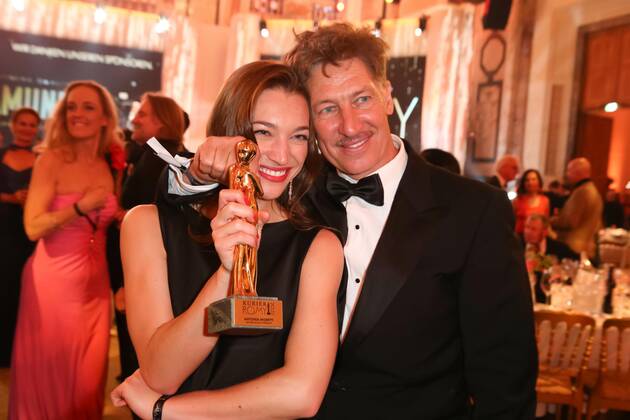 23.04.2022, Wiener Hofburg, ROMY - Film- u. TV-Preis, Gala-Verleihung des Fernseh-Preises von ORF u. KURIER im Bild: Antonia Moretti, Tobias Moretti, -mit d Award, ROMY - Film- u. TV-Preis