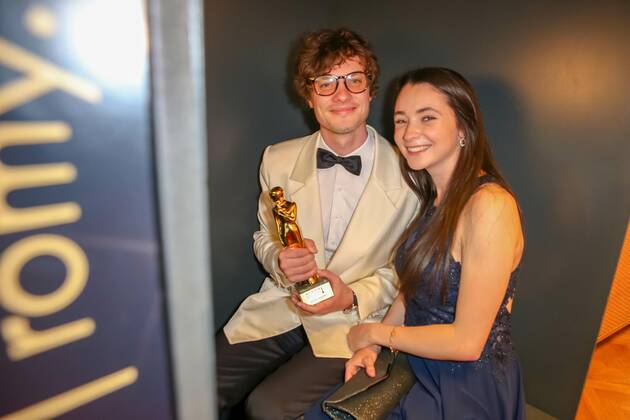 23.04.2022, Wiener Hofburg, ROMY - Film- u. TV-Preis, Gala-Verleihung des Fernseh-Preises von ORF u. KURIER im Bild: Julian Waldner -mit Freundin Anja, -mit d Award, ROMY - Film- u. TV-Preis