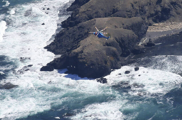 Bilder des Jahres 2022, News 04 April News Themen der Woche KW17 News Bilder des Tages Japan, Bootsunglück vor Hokkaido Mishap of tour boat in northern Japan Photo taken on April 25, 2022, from a Kyodo News helicopter shows a helicopter searching for a tourist boat that went missing with over 20 passengers and crew on April 23 in the Sea of Okhotsk off the Shiretoko Peninsula on the northernmost Japanese main island of Hokkaido.  A14AA0001283696P