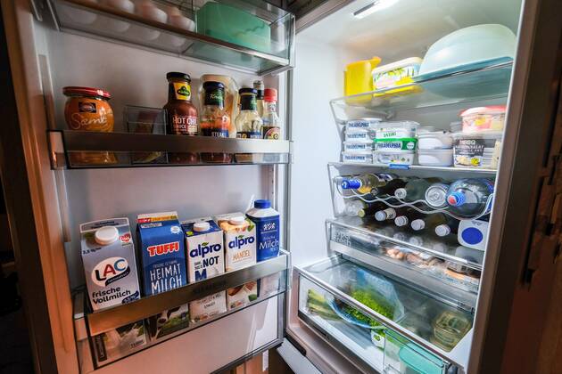Düsseldorf 25.04.2022 prall gefüllter Kühlschrank offen offener ( Eisschrank ) Lebensmittel Milch Getränke Käse Marmelade Minus L Milch LAC Mandelmilch Hafermilch Alpro laktosefreie Laktoseintoleranz Essen Margarine Joghurt Philadelphia Frischkäse Salat Lebenshaltungskosten Energie Strom Stromkosten Energie-Effizienz Energieeffizienz Energieeinsparverordnung Energieverbrauch Nebenkosten Mietnebenkosten Flügeltür Flügeltüre frisch haltbar Lagerung Haltbarkeitsdatum Temperatur weisse Ware Vorrat Hamsterkauf Hamsterkäufe Supermarkt Discounter Stromverbrauch Klimakiller Klima Umweltschutz Warenkorb Preissteigerung Preiserhöhung Preisindizes Hartz IV Satz Preisstatistik Lebenshaltungskosten Arbeitslosengeld Grundsicherung Sozialleis