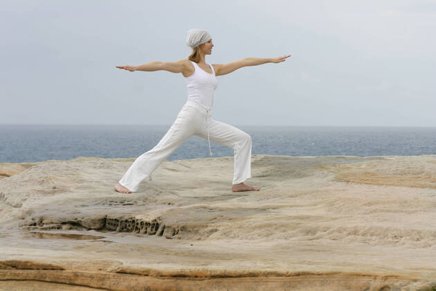 IMAGO Creative: Welttag für psychische Gesundheit am 10. Oktober Yoga, pilates, exercise, model released, , 493834.jpg, active, aerobics, blonde, body, calm, chi, energy, exercise, exercising, female, fit, fitness, flexible, grace, happy, health, healthy, holistic, impact, joy, leisure, life, lifestyle, low, mental, mind, move, ocean, outdoors, peace, people, philosophy, pilates, recreation, rejuvenation, relax, relaxation, rocks, serenity, sporit, sport, stretch, stretching, synergy, tai, woman, women, yang, yin, yoga,