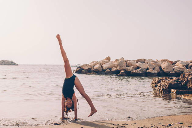 IMAGO Creative: Sommer Sport - Strand Little girl having fun at tropical beach during summer vacation playing together at shallow water. Cute kid making sporty exercises on the seashore , 30715862.jpg, beach, girl, gymnast, playing, sport, vacation, childhood, action, authentic, beautiful, caucasian, child, coast, coastline, daughter, enjoy, enjoying, enjoyment, fun, joy, kid, lifestyle, outdoor, person, playful, recreation, sand, seashore, seaside, sister, summer, travel, water, acrobatics, fitness, gymnastics, healthy, leisure, nature, seascape, swimsuit, training, yoga, coastal, joyful, landscape, shallow, shore, splashing, white,