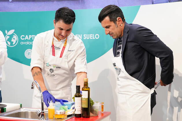 Spanish chef David Papis and football legend Luis Figo perform a show-cooking by Epigen Healthy Bite during the Salon Gourmets 2022. April 26, 2022. (2022042647)