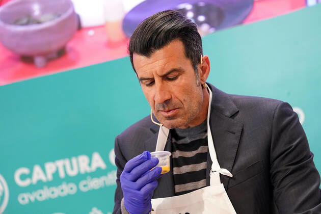 Entertainment Bilder des Tages Portuguese football legend Luis Figo performs a show-cooking by Epigen Healthy Bite during the Salon Gourmets 2022. April 26, 2022. (2022042662)