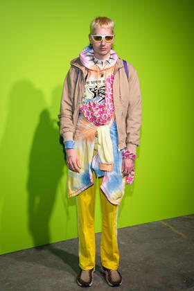 April 26, 2022, London, United Kingdom: Matty Bovan attends the Photocall at the International Woolmark Prize 2022 FINAL in London. London United Kingdom - ZUMAs197 20220426_zaa_s197_114 Copyright: xLoredanaxSangiulianox