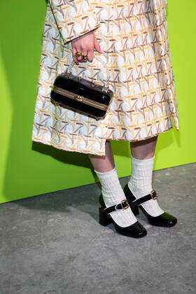 April 26, 2022, London, United Kingdom: A guest attends the Photocall at the International Woolmark Prize 2022 FINAL in London. London United Kingdom - ZUMAs197 20220426_zaa_s197_122 Copyright: xLoredanaxSangiulianox