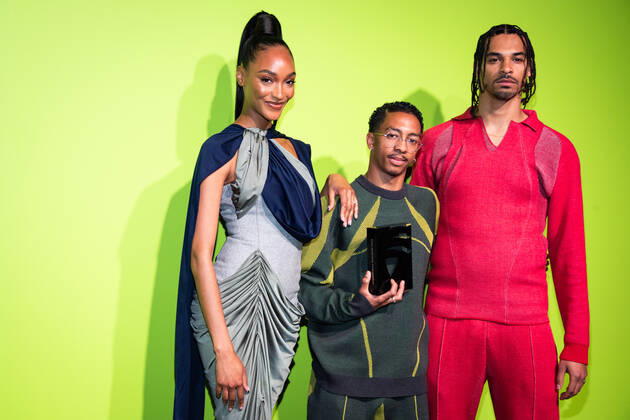 April 26, 2022, London, United Kingdom: Jourdan Dunn (L) and Saul Nash (C), winner of the International Woolmark Prize, and model attend the Photocall at the International Woolmark Prize 2022 FINAL in London. London United Kingdom - ZUMAs197 20220426_zaa_s197_129 Copyright: xLoredanaxSangiulianox