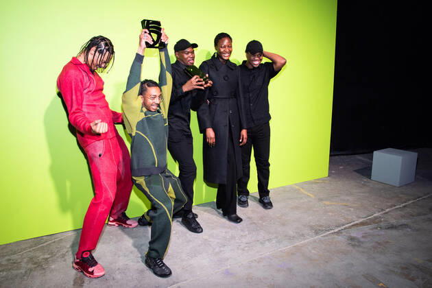 International Woolmark Prize 2022 London, UK. Saul Nash winner of the International Woolmark Prize, and Mmuso Potsane and Maxwell Boko of MmusoMaxwell, winners of the Karl Lagerfeld Award for Innovation, pose with models at the Photocall at the International Woolmark Prize 2022 FINAL in London on 26th April 2022. LMK405-S260422LSAN-001 