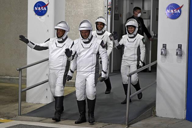 Bilder des Jahres 2022, News 04 April News Themen der Woche KW17 News Bilder des Tages SpaceX NASA Crew-4 members Robert Hines and Kjell Lindgren (front l r), Jessica Watkins and Samantha Cristoforetti (rear l r) walk out from the Neil Armstrong O&C Building at the Kennedy Space Center, Florida on Wednesday, April 27, 2022.  KSP20220427006 JOExMARINO
