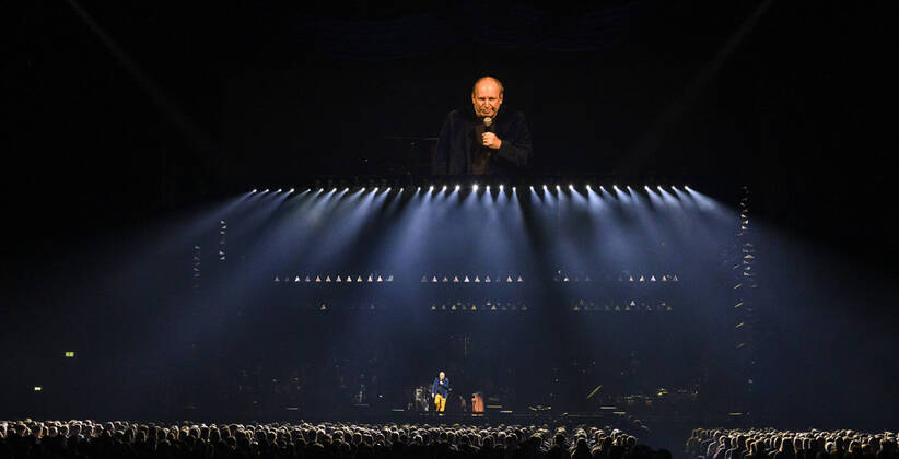 Bilder des Jahres 2022, Entertainment 04 April Entertainment Themen der Woche KW17 Entertainment Bilder des Tages Den tyske Oscar-, Grammy- og Golden Globe-vindende komponist Hans Zimmer iklaedt Ukraines farver og sit delvist ukrainske orkester paa scenen i Royal Arena onsdag den 27. april 2022. Hans Zimmer har lavet musik til mere end 200 projekter, der sammenlagt har indtjent taet paa svimlende 200 mia. kr.. , Copenhagen Copyright: TorbenxChristensen TorbenxChristensenx COP10686 spdk20220428-010115-L