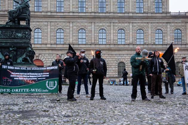 Neonazis gedenken Holocaus-Leugner Reinhold Elstner Neonazis vom III. Weg un der NPD gedachten am 25.4.2022 in München dem Nazi und Holocaust-Leugner Reinhold Elstner, der sich aus Protest gegen die Wehrmachtsaustellung am 25.4.1995 auf den Stufen der Feldherrnhalle selbst anzündete. Es gab zahlreichen antifaschistischen Gegenprotest. -- On April 25, 2022 neo-nazis gathered in Munich, Germany to remember the nazi Reinhold Elstner, who set himself on fire on April 25, 1995 to protest against the Wehrmachtsaustellung. Several antifascists counter-protested. München Bayern Deutschland Copyright: xMichaelxLucanxxxaal.photox