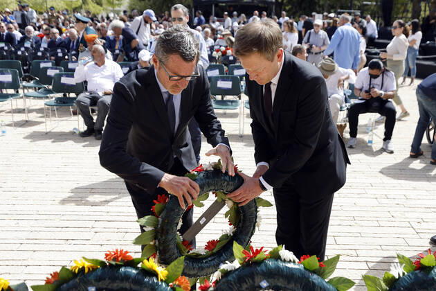 Bilder des Jahres 2022, News 04 April News Themen der Woche KW17 News Bilder des Tages Richard Lutz CEO of Deutsche Bahn, and Kai Diekmann German journalist, pay tribute during a wreath-laying ceremony marking Holocaust Remembrance Day at Warsaw Ghetto Square at Yad Vashem memorial in Jerusalem, April 28, 2022. REUTERS Amir Cohen POOL  PPPNIR211 AMIRxCOHEN